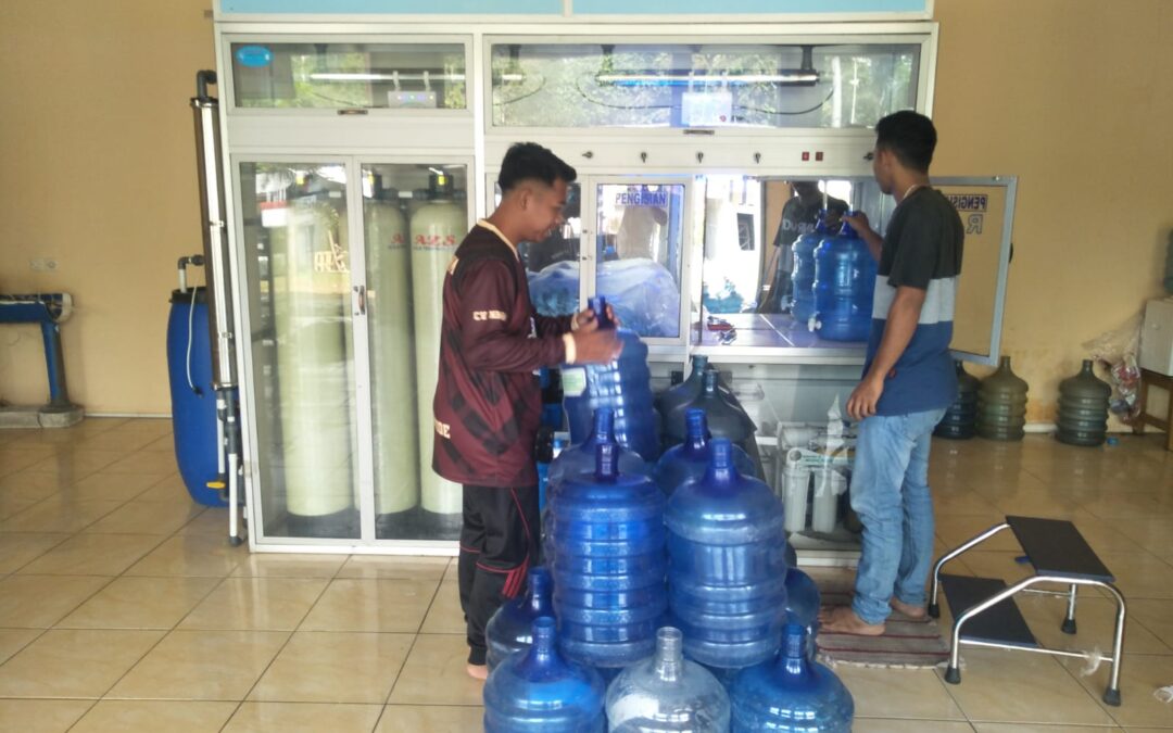 Kreativitas Pegawai BUMDes Nanjung Mekar Mandiri: Mengisi Galon, Menghadirkan Kesejahteraan