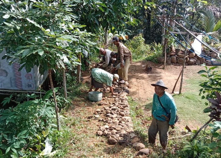 Warga Gotong Royong Perbaiki Akses Menuju SD Negeri Jayalaksana di Kampung Mekarjaya