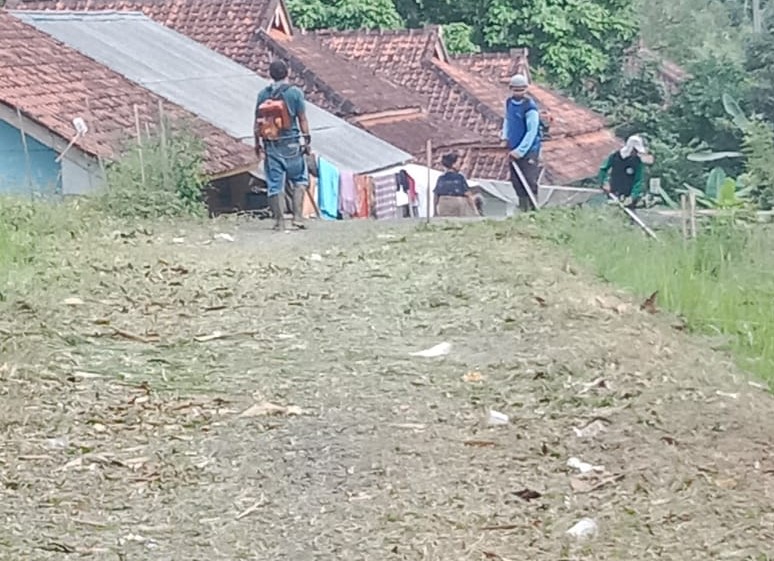 Gotong Royong Warga Kampung Mejarjaya Bersihkan Desa dari Sampah dan Rumput Liar