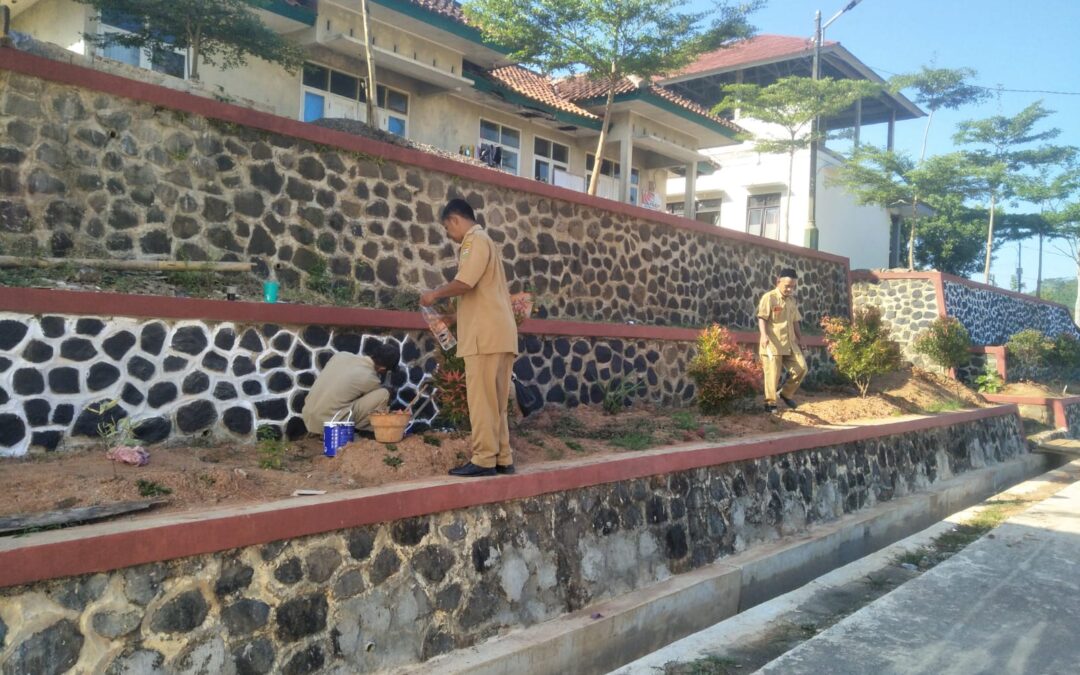 Kepala Wilayah Bergotong Royong : Dalam Rangka Memeriahkan HUT RI di Desa Tanjungbarang
