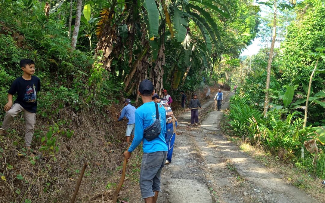 Kerja Bakti di Jalan Kampung Keboncau, Semangat Gotong Royong Warga Kampung Keboncau Membangun Lingkungan yang Bersih dan Nyaman