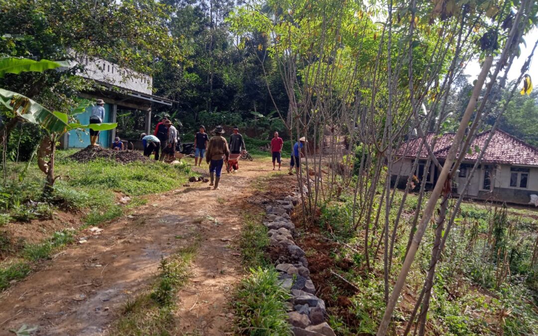 Warga Bergotong Royong Perlebar Jalan Lingkungan Kampung Jaksi