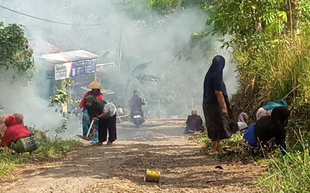 Warga Kampung Lengkongbarang RT.001 RW.004 Bersatu Membersihkan Jalan Desa