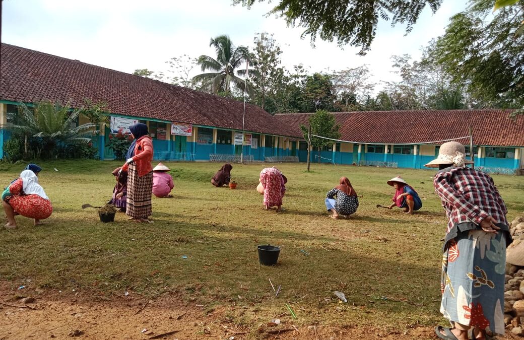 Halaman Sekolah Bersih, Semangat Ibu-ibu Relawan Menggerakkan Perubahan