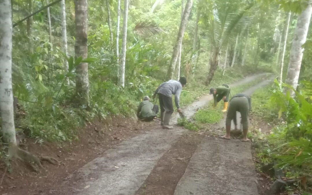 Semangat Juang Warga Kampung Keboncau Bersihkan Jalan Menjelang HUT RI