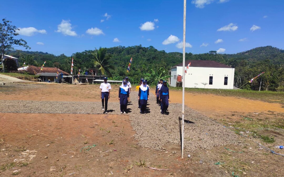 Semangat Juang dan Disiplin Anak-Anak Paskibra SMP Negeri Satu Atap 2 Cikatomas Menginspirasi Desa Tanjungbarang