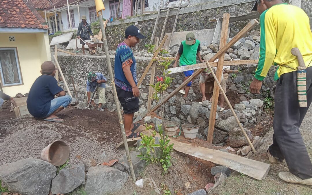 Kerja Bakti Warga Kampung Kadu: Membangun Infrastruktur Bersama Demi Kemajuan Bersama