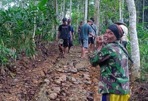 Semangat Gotong Royong: Warga Kp. Kadu Bangun Akses TPU Bagor