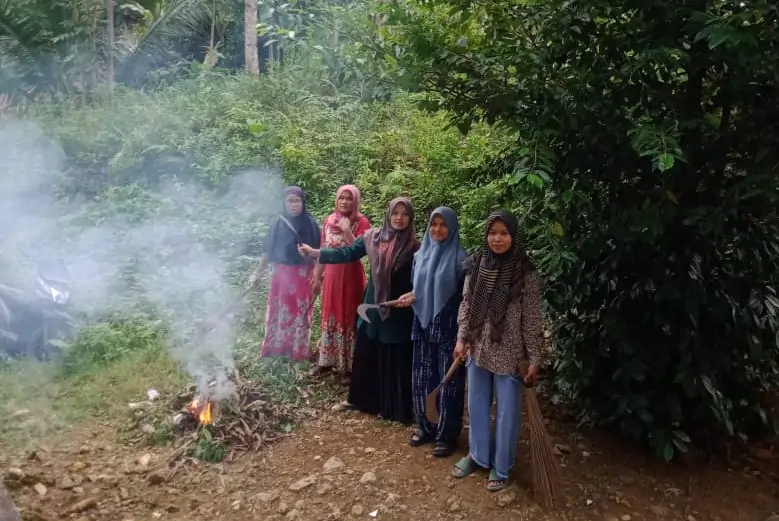Menyapu Demi Si Kecil: Aksi Heroik Kader Posyandu Dahlia di Kampung Keboncau