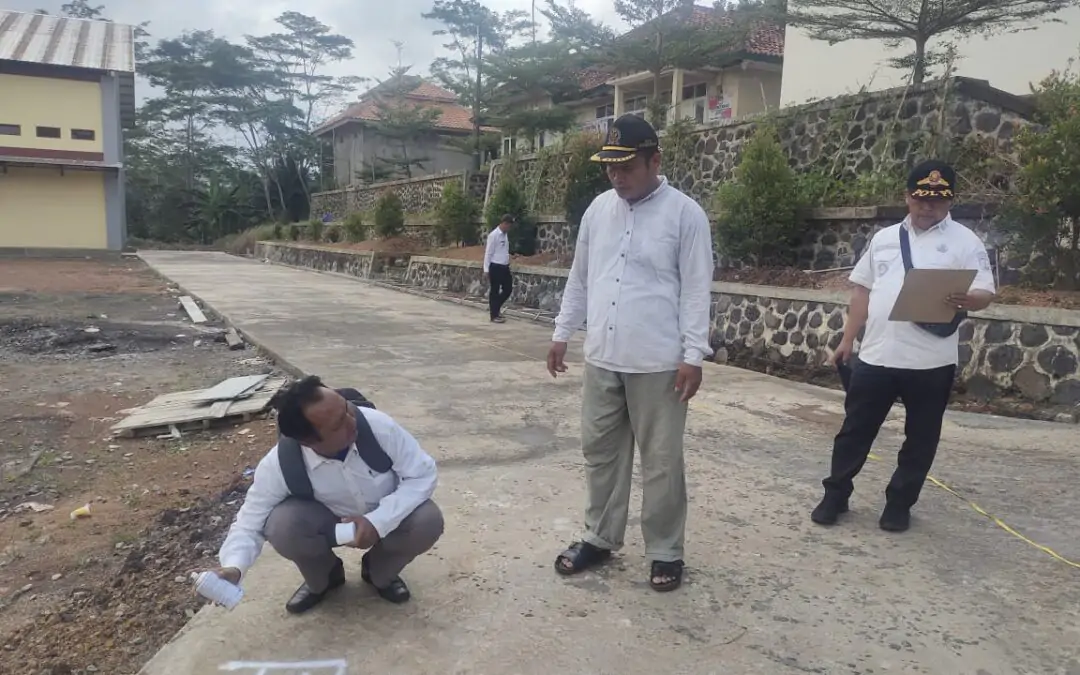 Akses Mudah Menuju Gedung Olah Raga : Monitoring Pembangunan Rabat Beton Jalan dan Sistem Irigasi