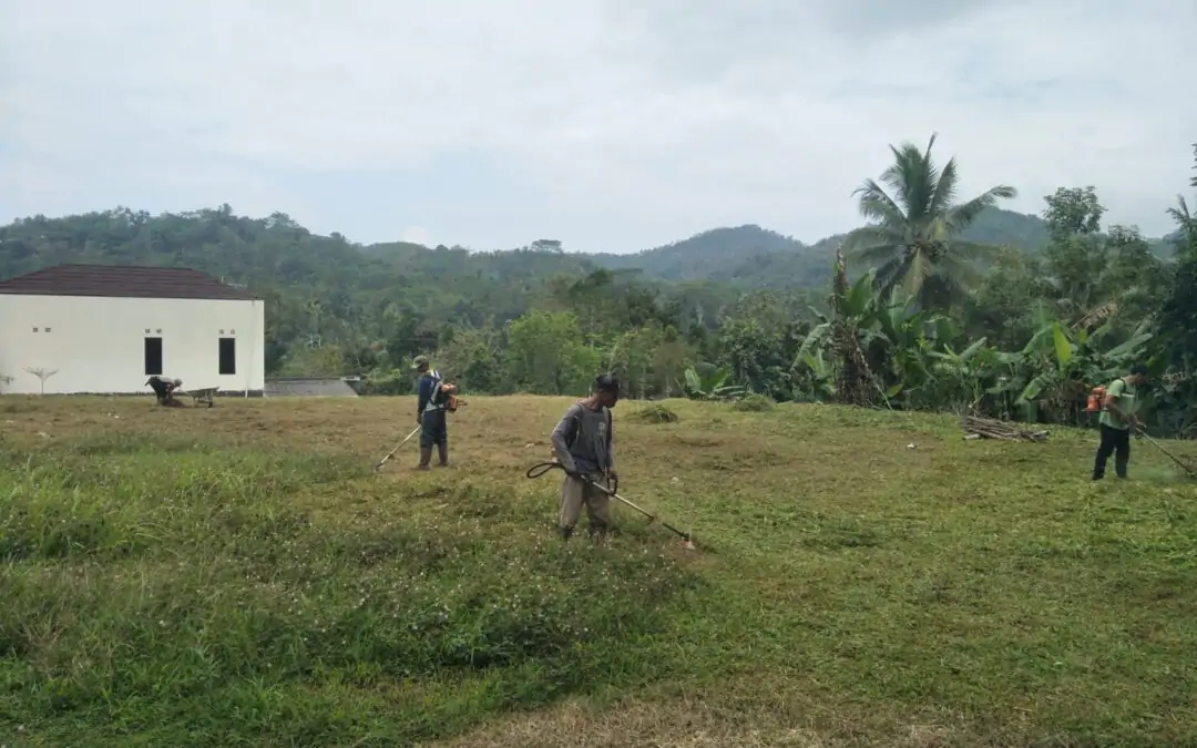 Bersemangatnya Kerja Bakti Linmas Desa Tanjungbarang