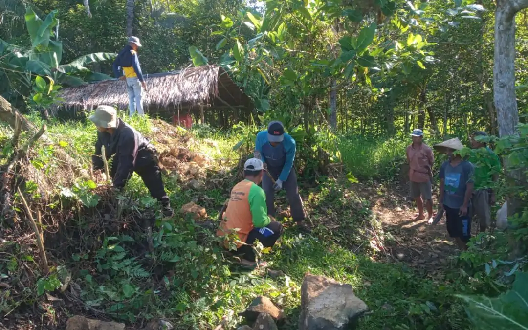 Warga Lengkongbarang Bahu Membahu Angkut Batu Belah Untuk Perbaikan Jalan