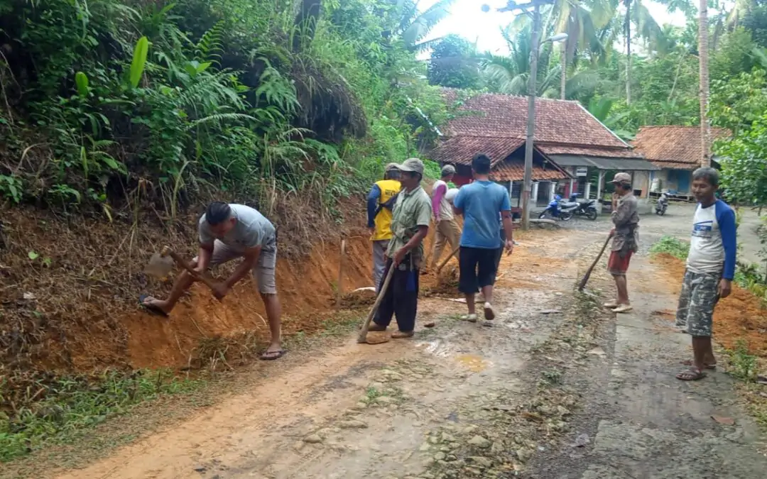 Semangat Kampung Keboncau: Warga Bergotong Royong Memperbaiki Jalan Desa Rancaminyak-Keboncau