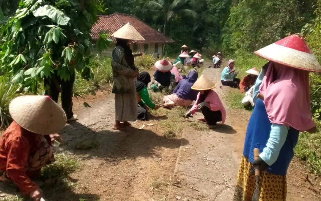 Ibu-ibu RT.003-RW.004 Kampung Lengkongbarang Bersihkan Lingkungan dengan Semangat, Diakhiri Makan Bersama