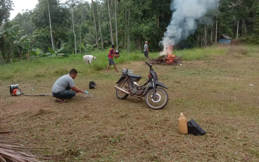 Membersihkan Lapangan dengan Semangat Gotong Royong di Kampung Keboncau