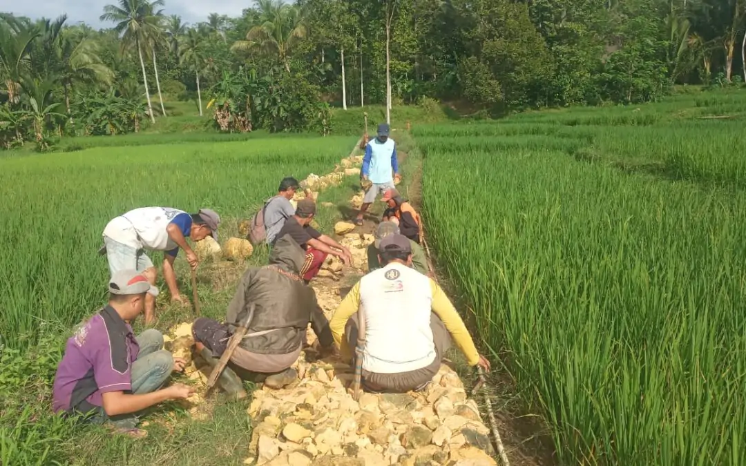 Gotong Royong Menyatukan Semangat Membangun Kampung Lengkongbarang
