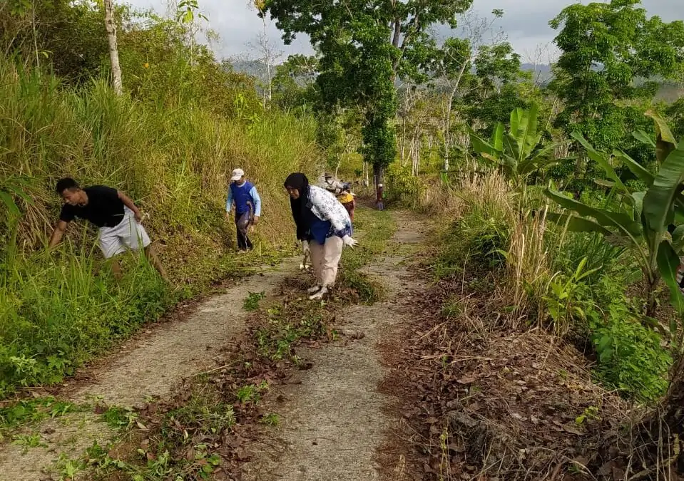 Semangat Gotong Royong Warnai Kerja Bakti Bersih-Bersih Jalan di Kampung Kadu