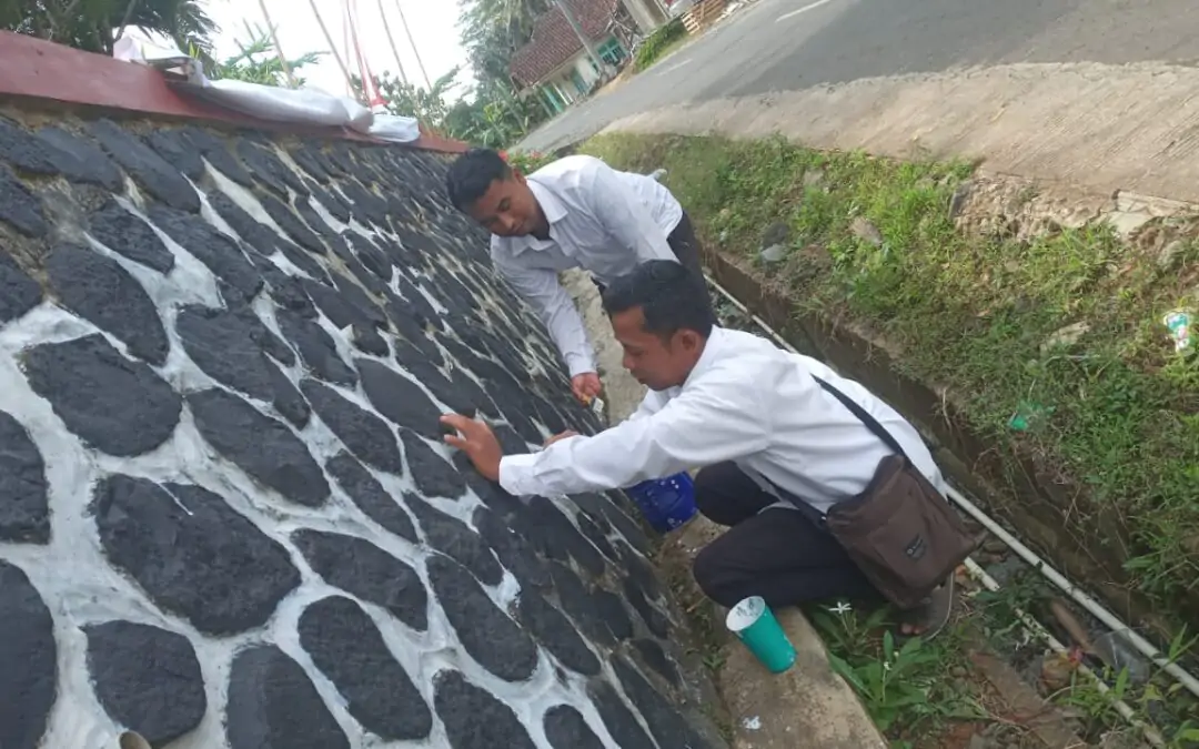 Semangat Kebersamaan Warnai Persiapan Desa Tanjungbarang Menyambut HUT RI