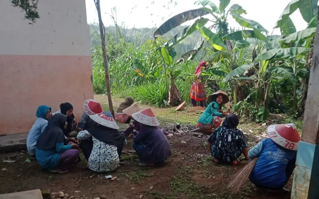 Aksi Gotong-Royong Ibu-Ibu Demi Kebersihan SD Negeri Jayalaksana