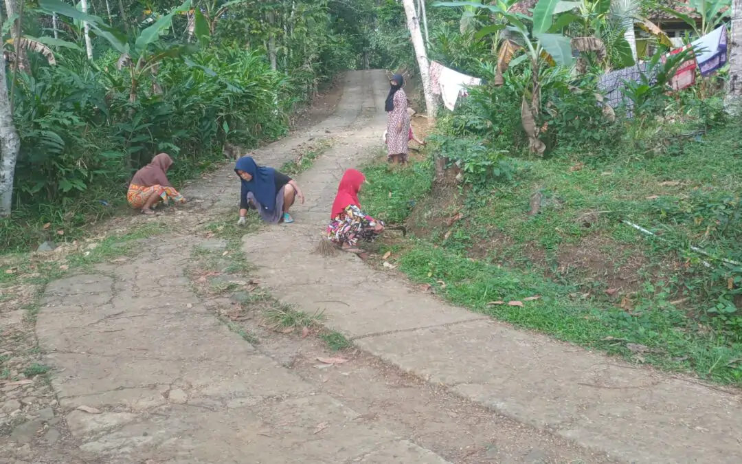 Kampung Lengkongbarang Bergotong-Royong Bersihkan Desa di Wilayah RT.002 RW.004 Demi Kenyamanan Bersama