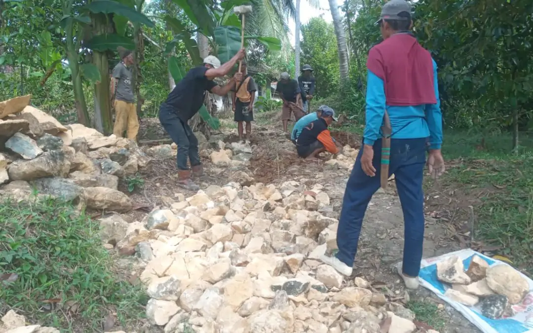 Langkah Kreatif Warga Kampung Lengkongbarang Perbaiki Jalan dengan Batu Koral