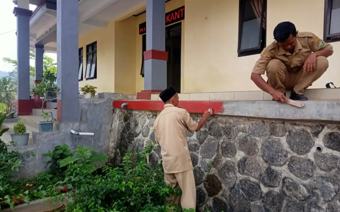 Sentuhan Cat Warna-Warni, Kantor Desa Tanjungbarang Siap Menyambut Kemerdekaan Republik Indonesia
