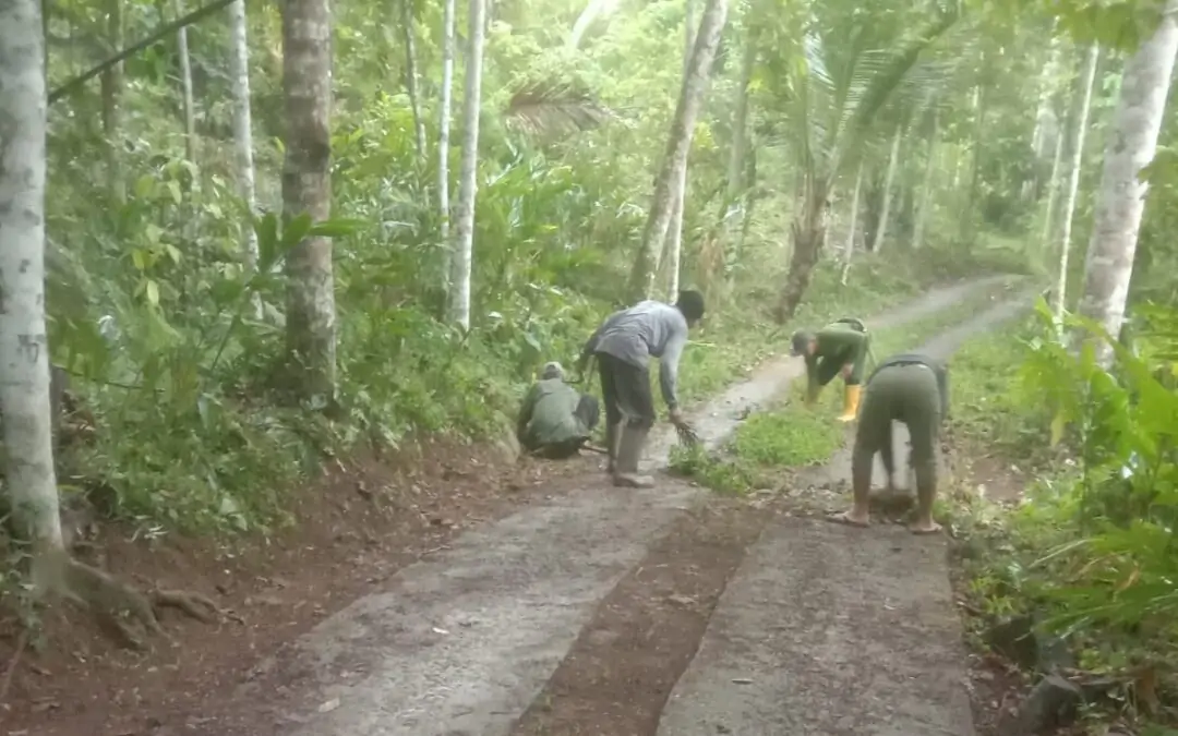 Semangat Juang Warga Kampung Keboncau Bersihkan Jalan Menjelang HUT RI