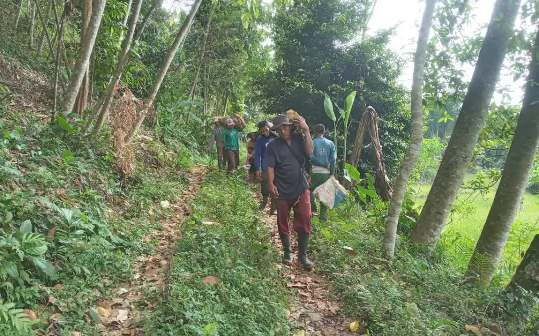 Semangat Warga Kampung Lengkongbarang Perbaiki Akses Jalan Menuju DKM