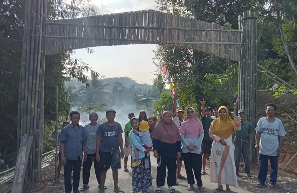 Warga Kampung Palawija Bergotong-Royong Bangun Gapura Kampung KB