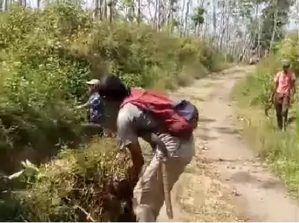Warga Kampung Kadu RT.004 RW.002 Bersatu Bersihkan Jalan, Tingkatkan Kenyamanan Lingkungan