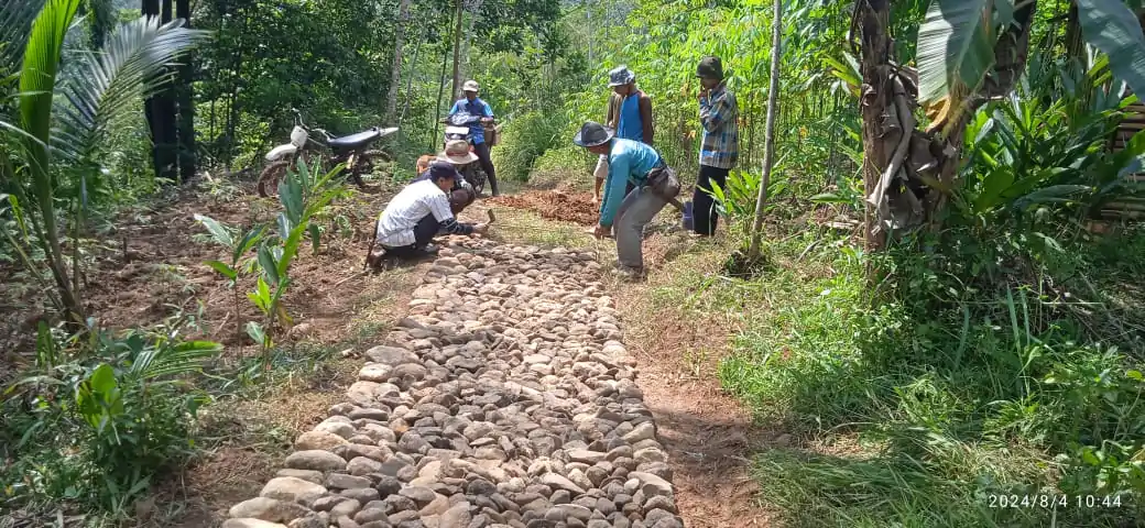 Kerja Bakti Warga Kampung Mekarjaya Perbaiki Akses Jalan Menuju SD Negeri Jayalaksana