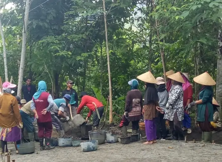 Gotong Royong: Menyemai Kebersamaan di Tengah Kesibukan