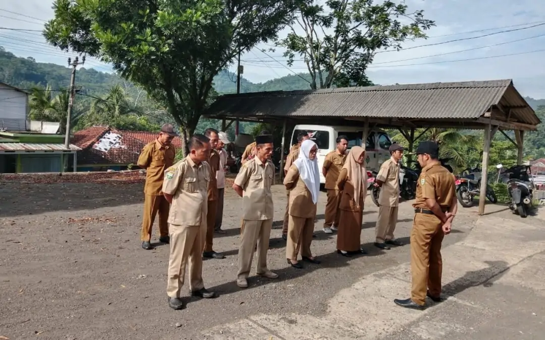 Kegiatan Apel Pagi di Desa Tanjungbarang: Menyemai Kedisiplinan Waktu