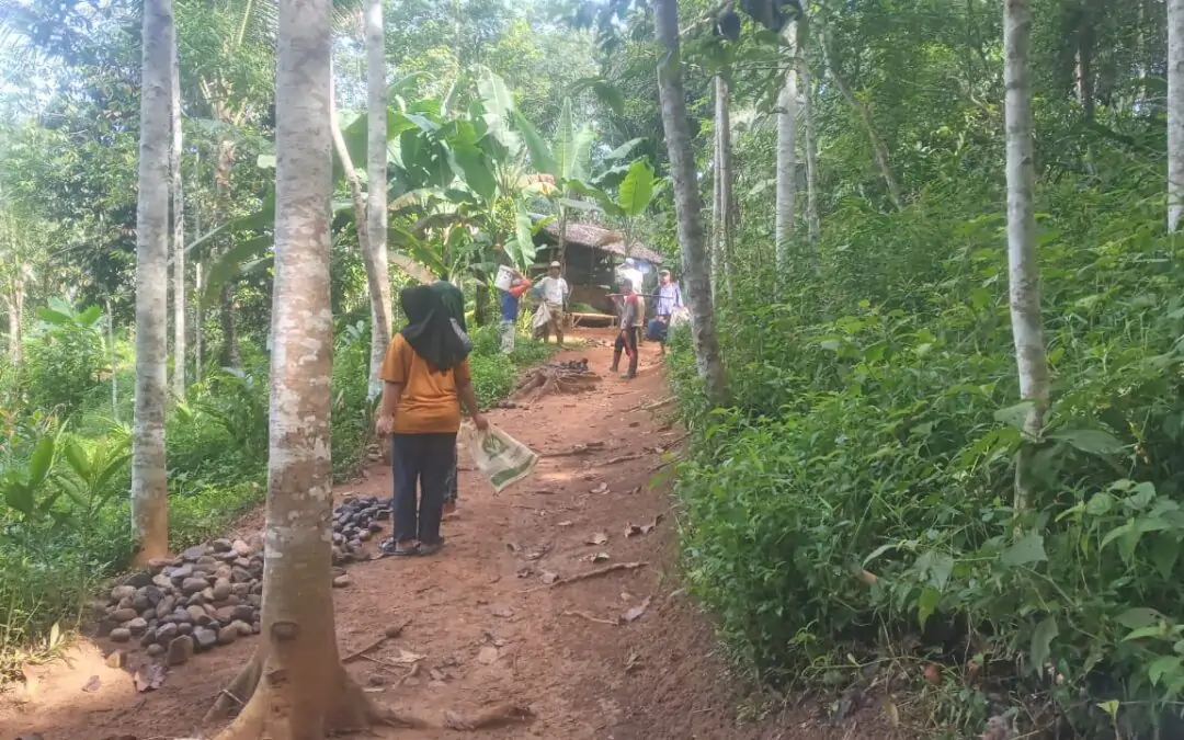 Kerja Bakti Mengangkut Batu: Membangun Jalan Lingkungan di RT 002 RW 004