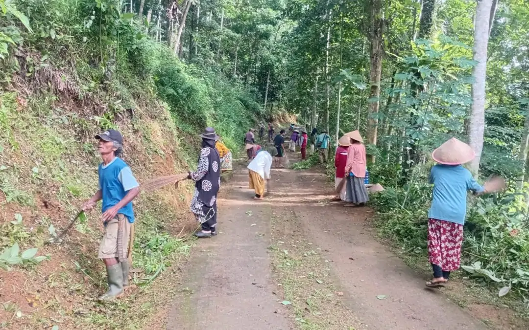 Kerja Bakti di RT 003 RW 005 Kampung Mekarjaya: Bersama Menjaga Kebersihan Lingkungan