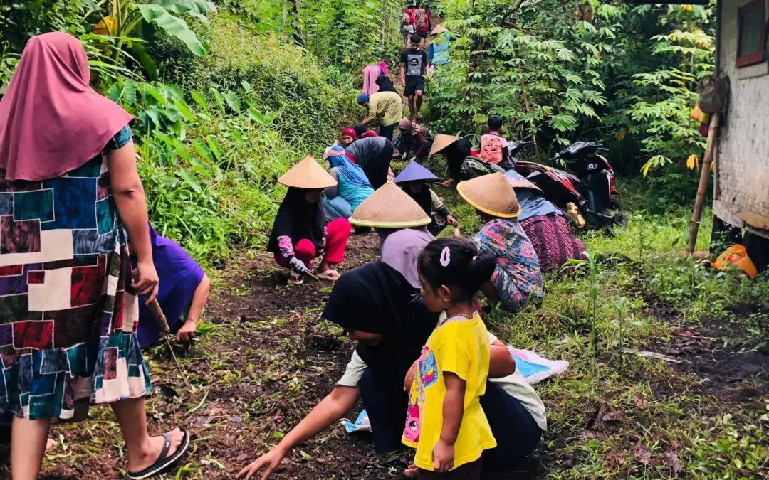 Kerja Bakti Pembukaan Jalan Menuju Tempat Pemakan Umum (TPU) di Kampung Palawija