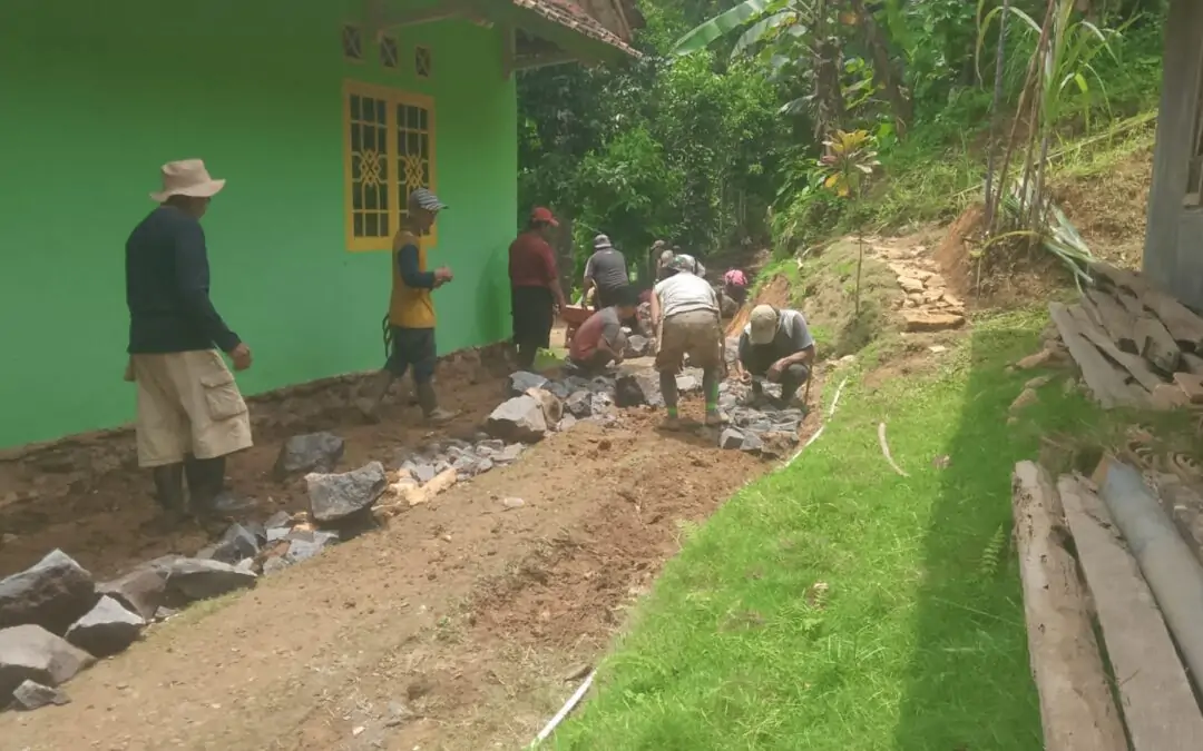 Gotong Royong Warga Kampung Lengkongbarang: Membangun Jalan Menuju Masjid Nurul Ihsan