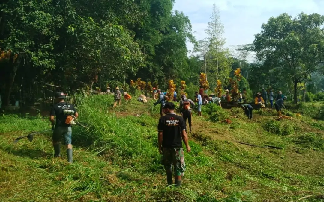 Semangat Gotong Royong Menyambut Ramadhan di TPU Situ Kampung Mekarjaya