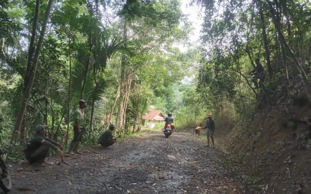 Warga Kampung Lengkongbarang Gelar Gotong Royong, Siapkan Jalan Yang Bersih Untuk Ramadhan