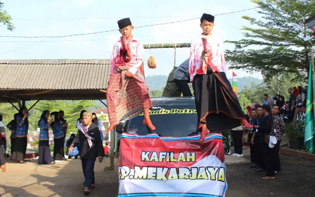Membuka Sejarah dengan Luka Buatan: Aksi Karnaval Warga DKM Cadasbeureum yang Mengharu Biru