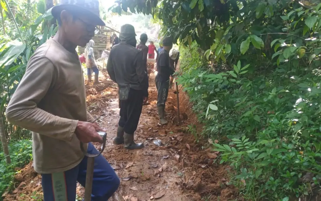 Kebersamaan yang Menyatukan: Warga RT.001 RW.004 Gotong Royong Membangun Jalan Menuju Saung Apu